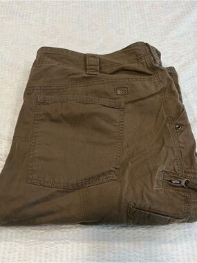 REI men tan shorts size 40